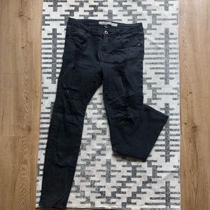 Black distressed skinny jeans
